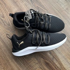 NWT! Black and gold puma tennis shoes, size 6